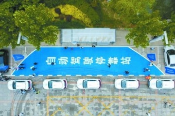 无人驾驶轿车初次驶上主城区市政道路